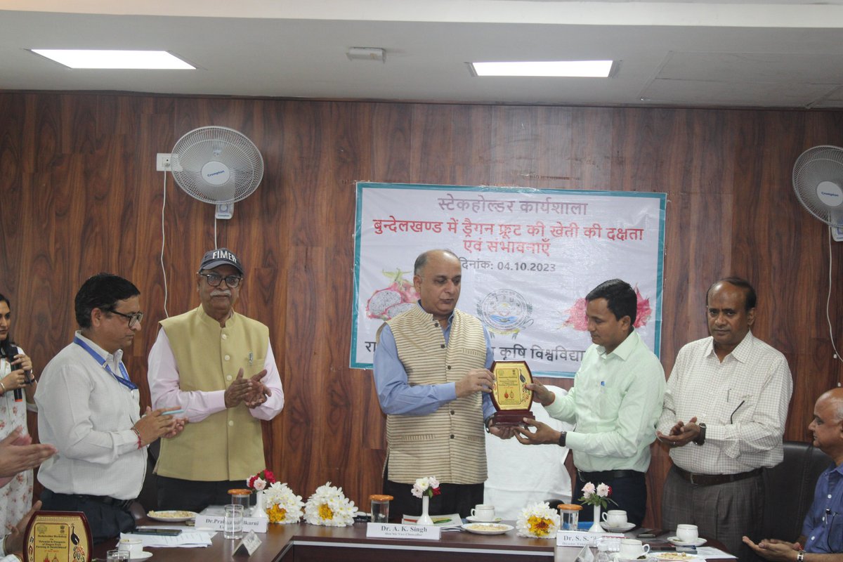 rlbcaujhansi's tweet image. केंद्रीय कृषि विश्वविद्यालय में &apos;बुंदेलखंड में ड्रैगन फ्रूट की खेती की दक्षता एवं संभावनाएँ&apos; पर एक दिवसीय स्टेकहोल्डर कार्यशाला का आयोजन! यह कार्यशाला स्थानीय किसानों के लिए नई राह दर्शाएगी। 🌿🍊 #Agriculture #DragonFruit #Workshop #Innovation&quot;
@AgriGoI @icarindia @nstomar