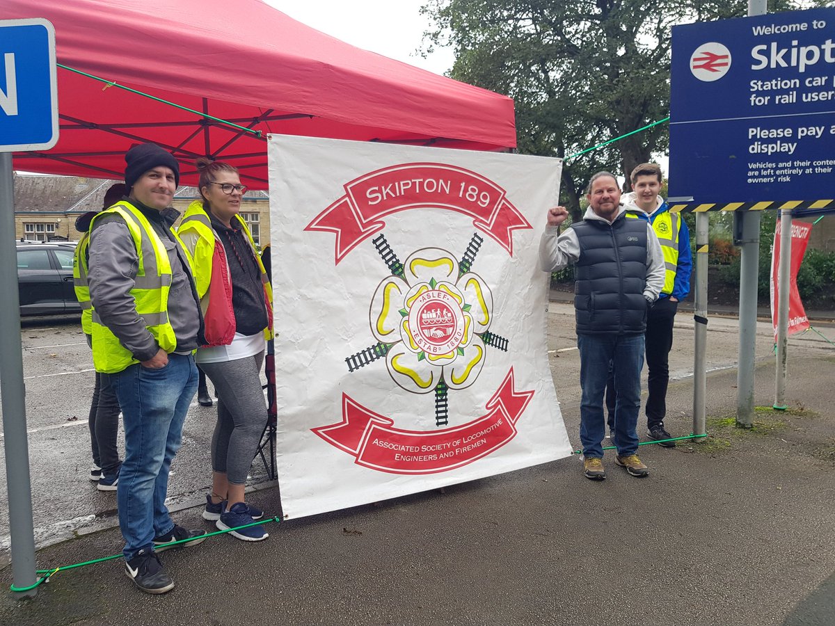 CPB_EastLancs's tweet image. Standing in solidarity with our @ASLEFunion comrades on their picket at Skipton train station.
Stand strong and resolute comrades✊
@CPB_EastLancs @CpbManc @CPBritain @cpbyorkshire 
#ASLEF 
#Solidarity