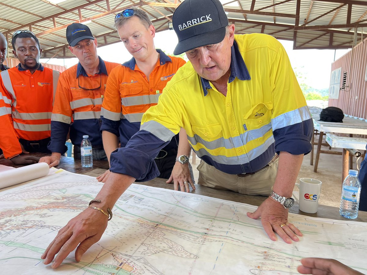 LonyoyoManyandr's tweet photo. @BarrickGold investit plusieurs millions dans l’#Exploration pour pérenniser la vie de ses mines à travers le monde. Le Dr @MarkBristow , son CEO et Président, discute avec la #BarrickExploration Team à la #Cartothèque de @KibaliGold sur ses futurs projets géologiques régionaux. https://t.co/gzao1Q6Hj5