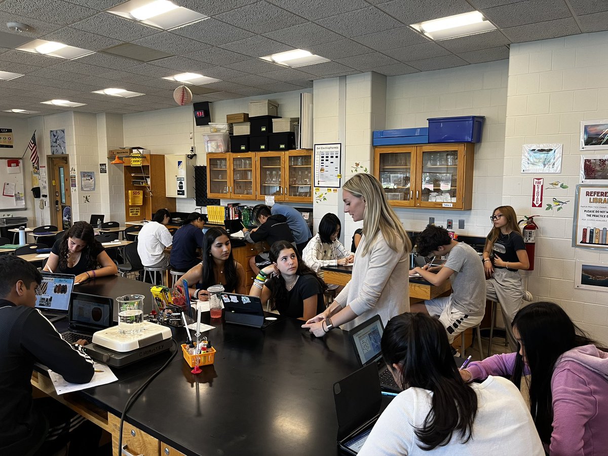 Students ponder what makes something alive during Living Environment class. #isapumpkinalive?  NGSS alignment in action. @JerichoUFSD <a href="/klibertini2/">Kim Libertini</a> <a href="/MichealaFinlay/">Micheala Finlay, Ed.D.</a> <a href="/CummingsJericho/">Brian Cummings</a>