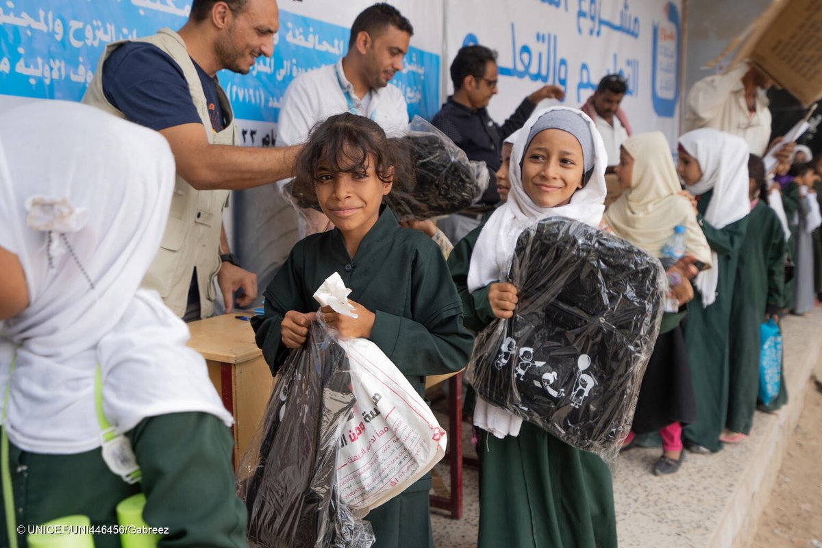 UNICEF_Yemen's tweet photo. #UNICEF started distributing the first batch of school bagπkits (200,000) to targeted #schools in several Yemeni governorates, which helps improve the learning conditions for students.
Thanks to the @WorldBank and @GPforEducation for funding the #REAL project. https://t.co/9GLFy4pKFg