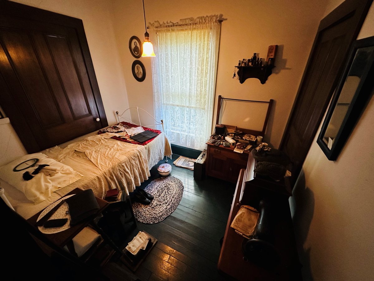 TWolfeMemorial's tweet photo. “What was this great claw in her life ... which made her hold on to anything which had ever come into her possession, which made her cling desperately to everything which she had ever owned--old bottles, papers, pieces of string..." - #OfTimeandtheRiver
#ThomasWolfe #JuliaWolfe https://t.co/RRWP7r1Mr5