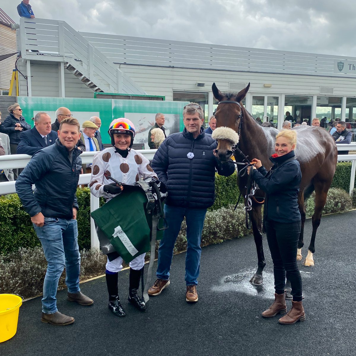 WOOBAY and Pippa Brown win the @aceodds Bet Calculator Amateur Jockeys’ Handicap Stakes for owner Mr J A Swinbank. Trained by @phil_makin_ - congratulations to all connections!
