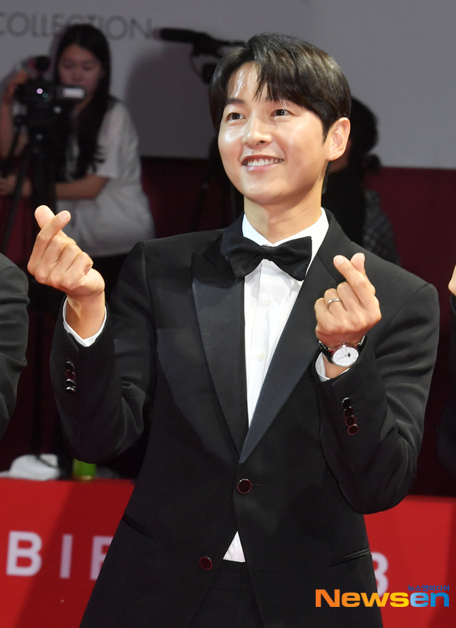 SJKDoingThings's tweet photo. He doesn´t age a day hahah  #SONGJOONGKI  #BIFF2023! 🖤💜 #송중기 #부국제 #Hopeless #Hwaran #화란 https://t.co/68rSyLqfMn
