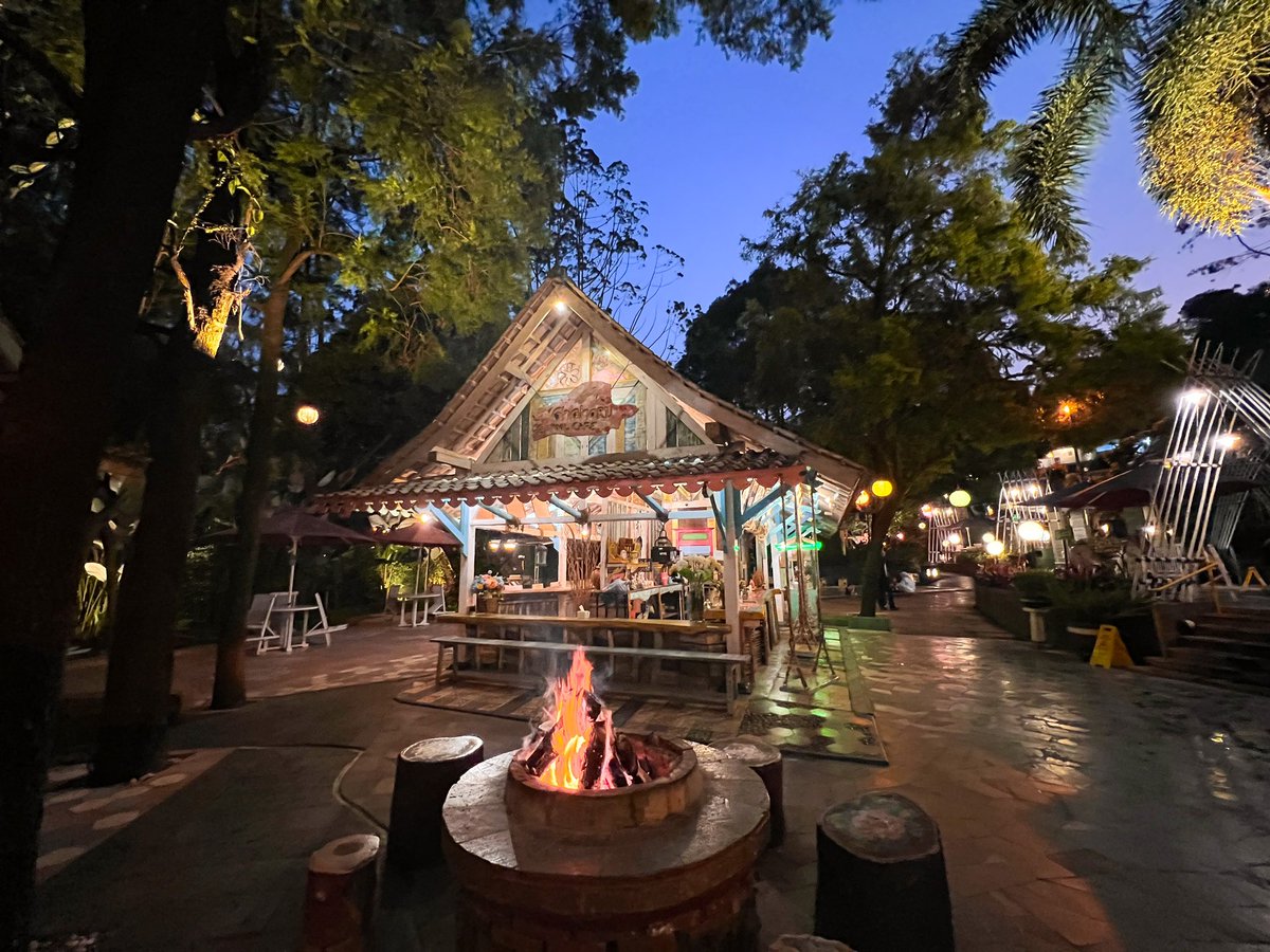 GraciaSpa's tweet photo. under the moonlight, the view from Kawah Ratu pool is absolutely stunning!
.
.
.
#graciaspa #kawahratupool #hotspringpool #resorthotellembang #villalembang #hotellembang #agoda #traveloka #booking #cafe #restaurant #exploresubang #explorebandung #vacation #park #recreation https://t.co/n6CuSQzzbx