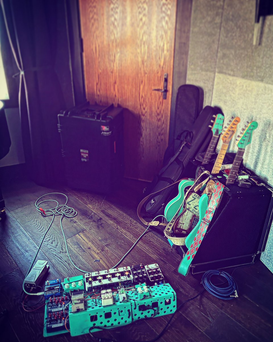 Sunday kinda love #recording #studio #seafoam #seafoamgreen #surfgreen #green #greens #💚 #mint #minty #mintgreen #mojoemint #warmoth #partscaster #guitar #pedalboard #guitarlessons #guitarteacher #mojoeboes #guitarcables #couchguitarstraps