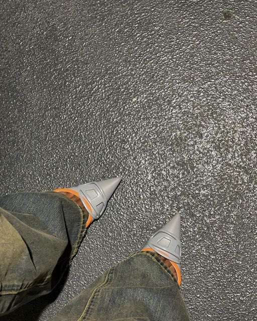 baggy jeans + pointy heels combo >>>