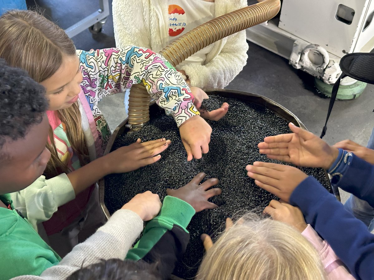 styroag's tweet photo. Einblick in die Welt der Kunststoffproduktion! 

Heute hatten wir die Freude, zwei lebendige Primarschulklassen der Schule Bergli aus Horgen bei uns im #Kunststoffwerk zu begrüssen! 🏭🎓

Am Mittwochmorgen, den 4. Oktober 2023, tauchten insgesamt 42 Schüler:innen, Lehrer:innen und Begleitpersonen gemeinsam in die faszinierende Welt der Kunststoffherstellung ein.

📘Nach den Sommerferien haben die Schülerinnen und Schüler das spannende Thema "Produktion von Kunststoffen" erkundet. Bei uns vor Ort konnten sie nicht nur theoretisches Wissen erweitern, sondern auch hautnah erleben, wie #Kunststoffteile entstehen und verarbeitet werden.

🔍Die Reise führte durch die Produktionsanlagen, das Hauptlager und das Werkzeuglager. Ein besonderes Highlight war die Montage der styro Schubladenboxen, bei der die Schülerinnen und Schüler den gesamten Prozess miterleben durften. 🛠️

Aber das war noch nicht alles! Die Schüler:innen hatten die einzigartige Gelegenheit, an einer fast 70 Jahre alten #Kunststoffpresse aktiv teilzunehmen. Mit ihren eigenen Händen konnten sie Druckknöpfe pressen, und das historische Maschinenerlebnis wird sicherlich noch lange in Erinnerung bleiben! 👐💡

Den Höhepunkt bildete schliesslich die Möglichkeit für jeden, ein individuelles #styrodoc aus einem bunten Schubladenportfolio zusammenzustellen. Jeder nahm stolz sein persönlich gestaltetes #Ablagesystem mit nach Hause! 🎨📦

Ein herzliches Dankeschön an die neugierigen Schüler:innen, engagierten Lehrer:innen und all die Begleitpersonen für diesen lehrreichen und aufregenden Vormittag! 🙌✨

#kunststoffabenteuer #bildung #schule #werksbesichtigung #styro #kunststoff #school #produktionserlebnis #steinen #lernen #ablagesystem #wissen #schweiz #education #schule #switzerland #kinder #lehrer #kunststoffverarbeitung #kunststoffspritzguss #produktionserlebnis #madeinswitzerland #firmenbesichtigung #schulreise #schubladenbox