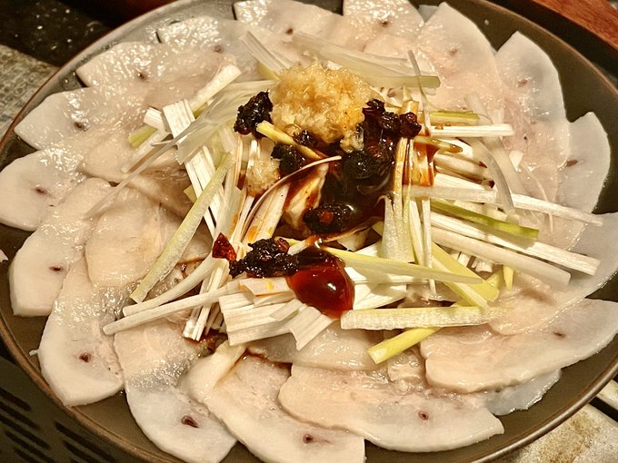 茹で豚
ソースはオイスターと、醤油と、フリフリソースってハワイの甘い醤油ソースと、麺屋武蔵のつけ汁の素、あと豆豉ラー油
上に乗ってるのは葱姜醬 