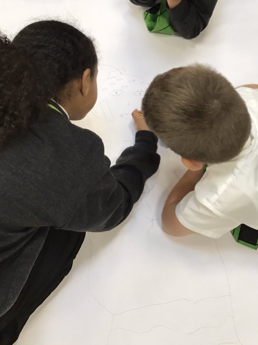 lindenrdbeech's tweet photo. @lindenrdbeech working collaboratively to show which bones they know in the human body 🦴 @Linden_Science @LindenRoad https://t.co/IULYwDsjBx