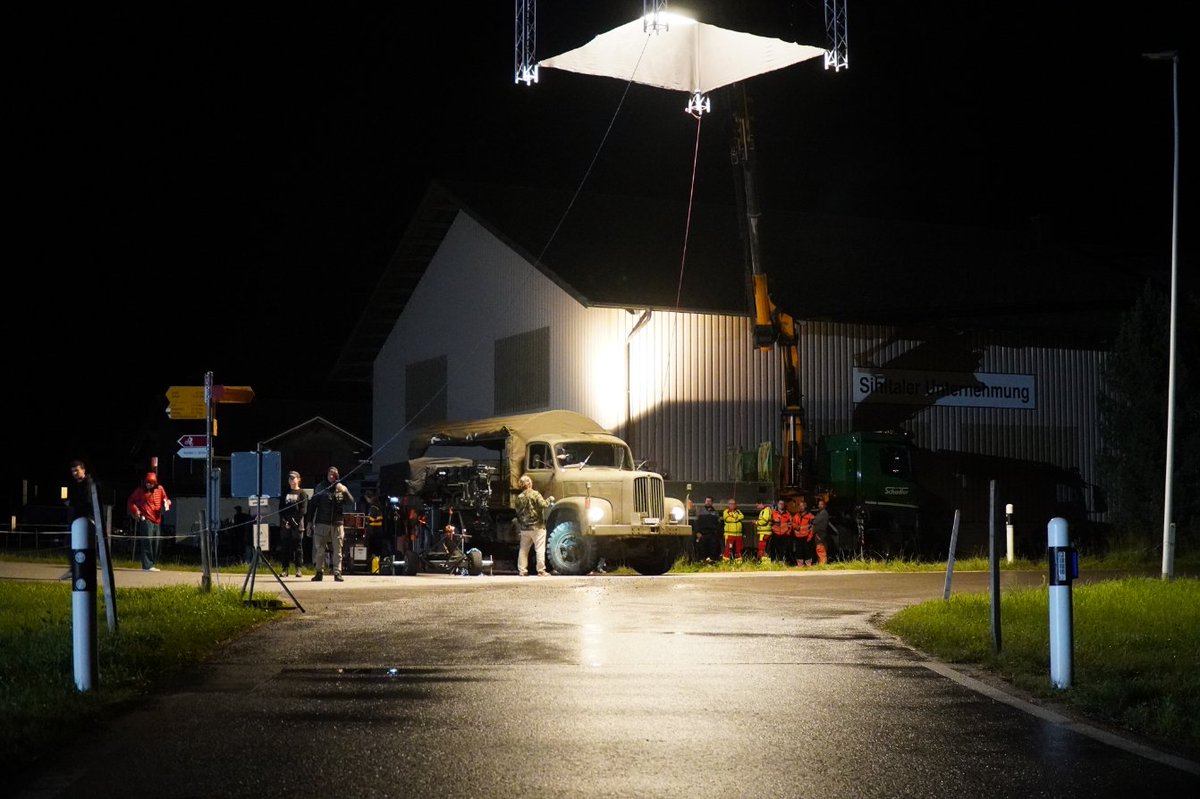 Kalbermatten_'s tweet photo. Magische Momente im Dunkeln! 🎥✨ Einblicke in die nächtlichen Dreharbeiten für die zwei neuen Folgen der Serie «Kalbermatten». Spaß, Spannung und jede Menge Action - seid gespannt auf das, was kommt! 🌟 #Filmmagie #Kalbermatten #NachtDreh https://t.co/0JLk54BJkp