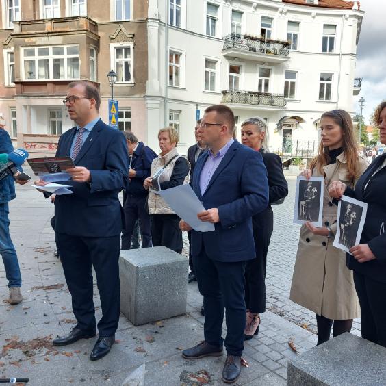 GrzegorczykH's tweet photo. Powstała społeczna inicjatywa zmiany nazwy ronda Güntera Grassa na rondo im. ERWINKI BARZYCHOWSKIEJ 👍Dość hołdowania w Gdańsku byłego żołnierza zbrodniczej Waffen-SS❗❗❗Zbieramy podpisy pod projektem uchwały. Mamy gdańskich, polskich Bohaterów, którym należy się uznanie. https://t.co/UcS8FTeWqS