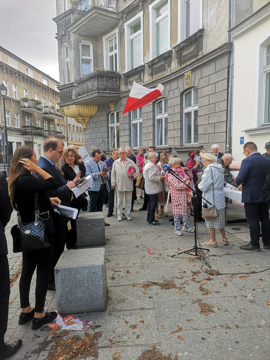 GrzegorczykH's tweet photo. Powstała społeczna inicjatywa zmiany nazwy ronda Güntera Grassa na rondo im. ERWINKI BARZYCHOWSKIEJ 👍Dość hołdowania w Gdańsku byłego żołnierza zbrodniczej Waffen-SS❗❗❗Zbieramy podpisy pod projektem uchwały. Mamy gdańskich, polskich Bohaterów, którym należy się uznanie. https://t.co/UcS8FTeWqS