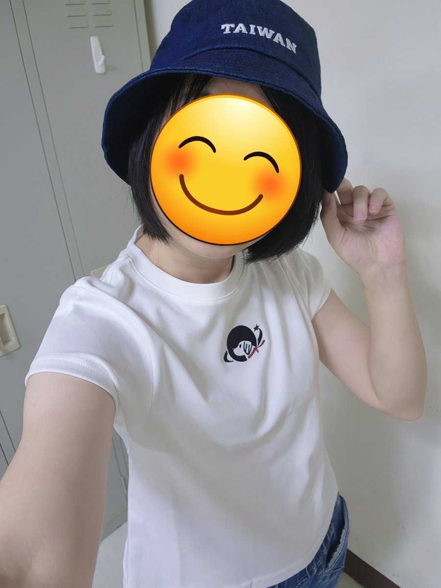 hanshing1869's tweet photo. Thank you to my friend for bringing these clothes &amp; TomaFox back to Taiwan from Thailand. 
ForceBook see you in Taiwan on 10/15!🔥
#Plutoyesterday
#EFSEC 
#TomaFox https://t.co/rHaIshoAh2