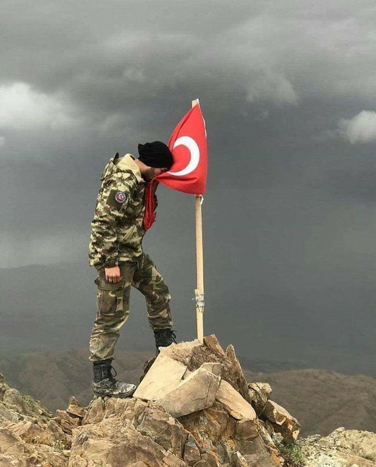 Sen dik dur,
Cihan eğilsin önünde🇹🇷🐺

NE MUTLU TÜRK’üm DİYENE♥️