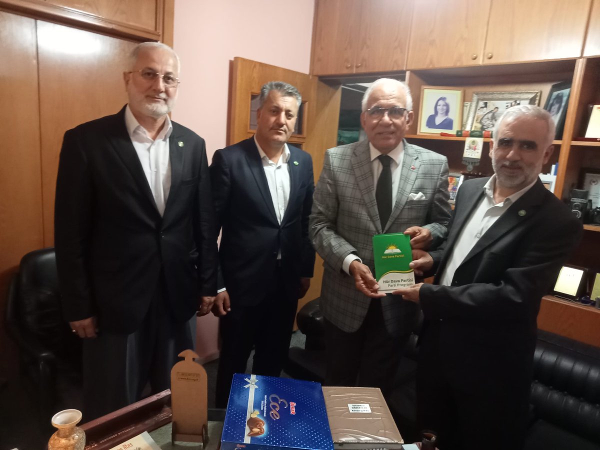 İlçe teşkilatımız ile birlikte İstanbul haber ilan gazetesi sahibi sayın Kenan Çakal bey'i ziyaret ettik. Sıcak ve nazik karşılamalarından ayrıca misafirperverliğinden dolayı kendilerine teşekkür ediyoruz.