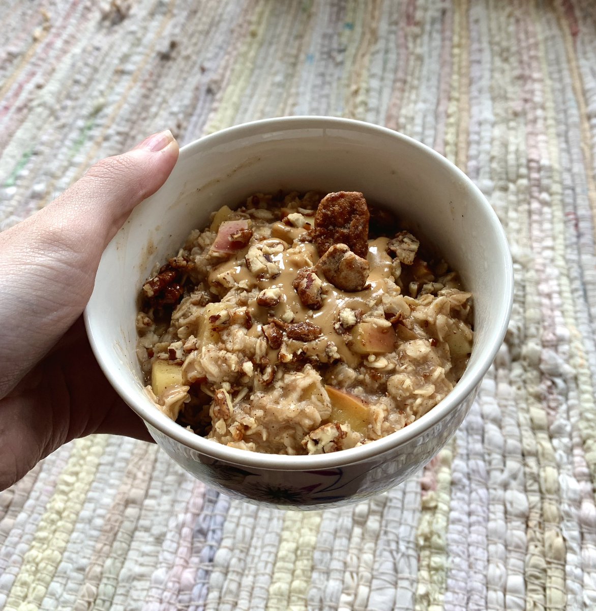 ppyeats's tweet photo. oatmeal with apple, cinnamon, almond butter, and pecans 😻😻 https://t.co/B6wAvTXs7L