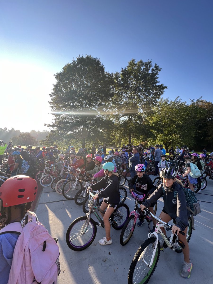 HighlandCT's tweet photo. Great morning to ride to school! Over 150 Highland School riders successfully navigated the 3 mile course. https://t.co/0ogiFUryJ2