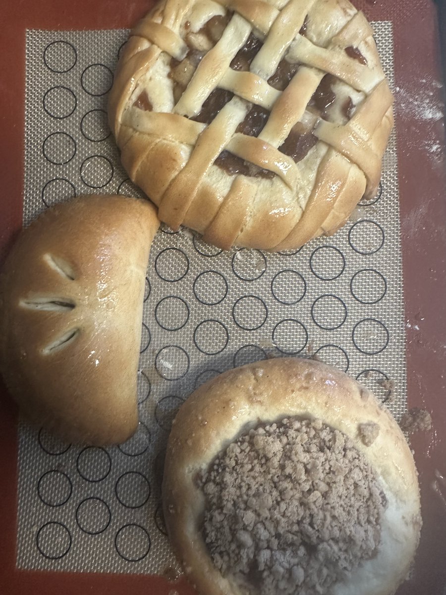 doughnutask23's tweet photo. Apple Pie Donuts! https://t.co/em0hz4msdj