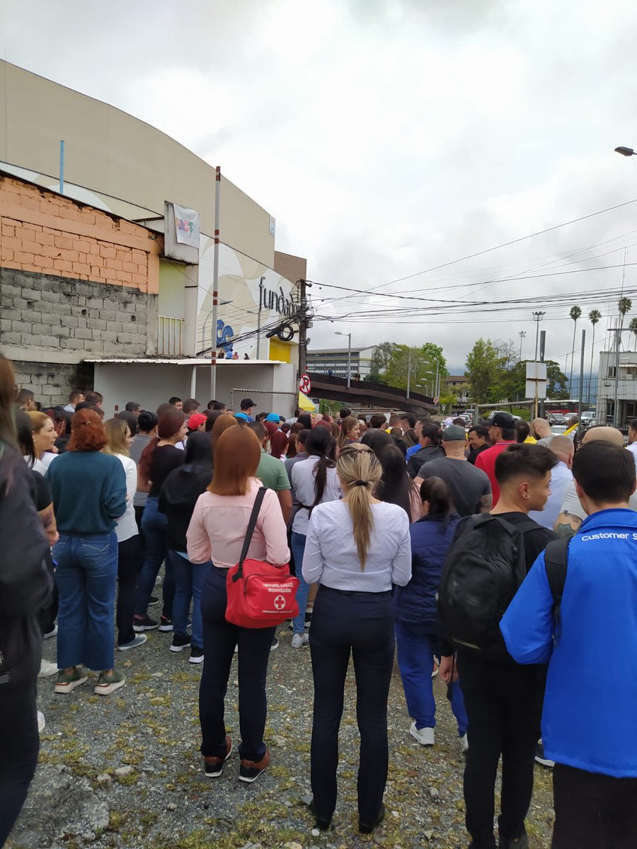 ccfundadores's tweet photo. Hoy nos unimos al #SimulacroNacional2023 en el que tuvimos una gran participación de nuestros comerciantes, visitantes y colaboradores. 📷🦺 https://t.co/NRYHtLSyPb