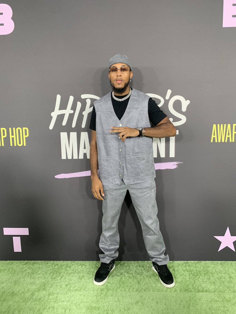 OfficialZiearre's tweet photo. From Brooklyn to BET💫 #BET #BETHipHopAwards #TheGoodKid #Ziearre I’ll be nominated next year and performing on stage🙏 Just a note to self! God is incredible! https://t.co/5xId703y41