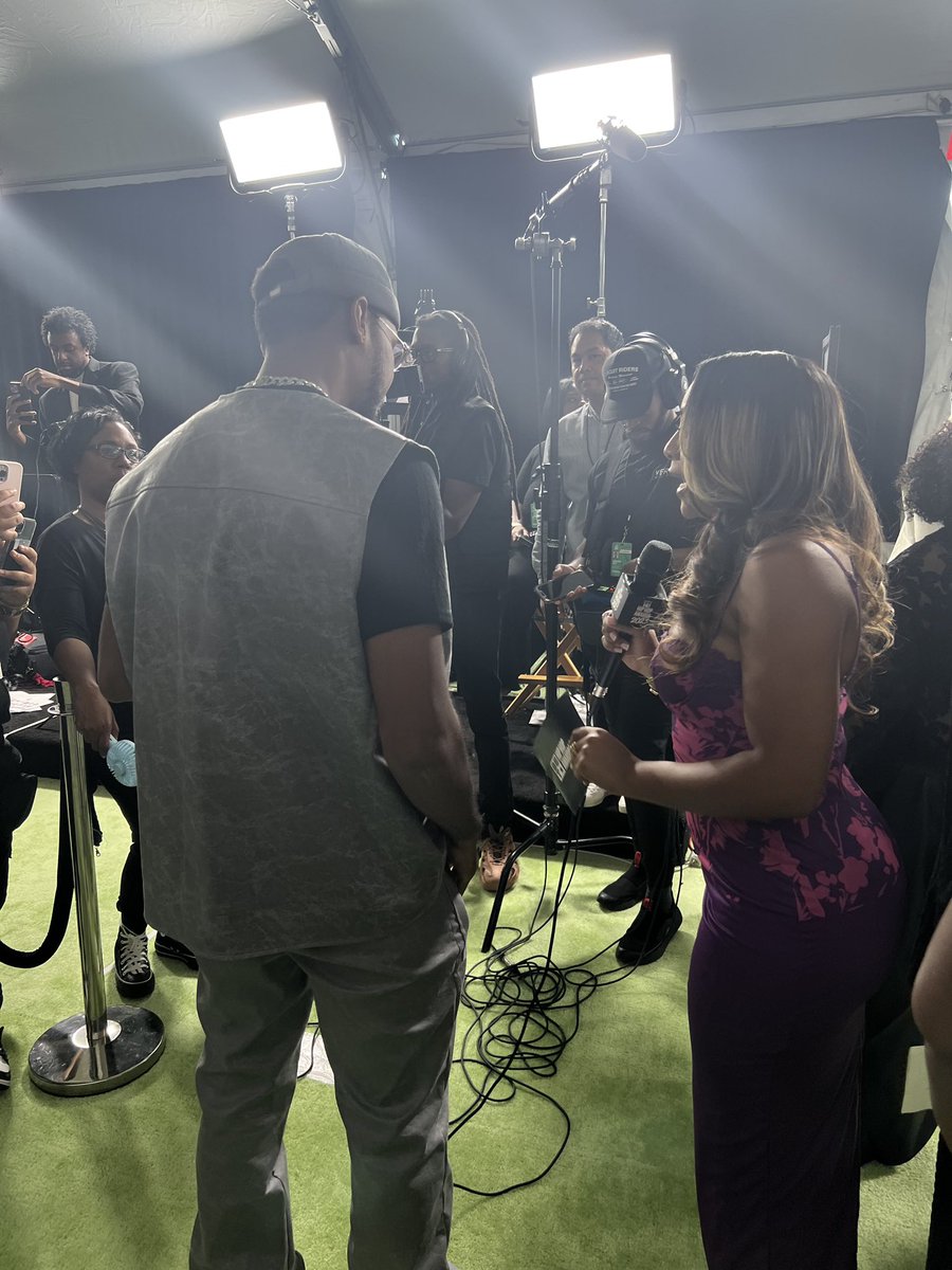 OfficialZiearre's tweet photo. From Brooklyn to BET💫 #BET #BETHipHopAwards #TheGoodKid #Ziearre I’ll be nominated next year and performing on stage🙏 Just a note to self! God is incredible! https://t.co/5xId703y41