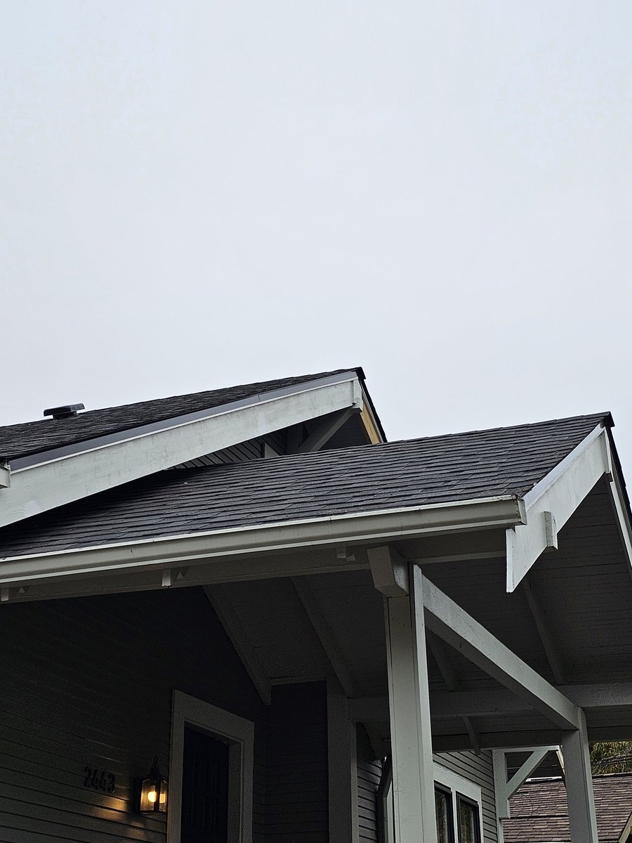 NwRoofTechInc's tweet photo. Another good looking roof we finished. #house #rooftop #shingles #makeover #nwrooftech https://t.co/eKoD6NkkA3
