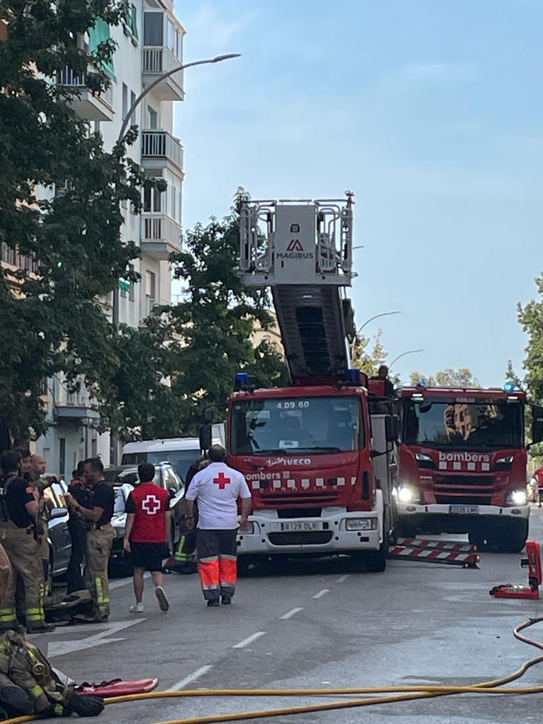 CreuRoja_Mataro's tweet image. 📌Aquest matí hem atès una trentena de persones a l'incendi de l'edifici del C/ Ramon Berenguer a #Mataró 

🤝L'atenció social i la col·laboració als allotjaments s'ha fet en coordinació amb Protecció Civil de l'Ajuntament de Mataró @matarocat. 

#CreuRojaMataró #CRMataró