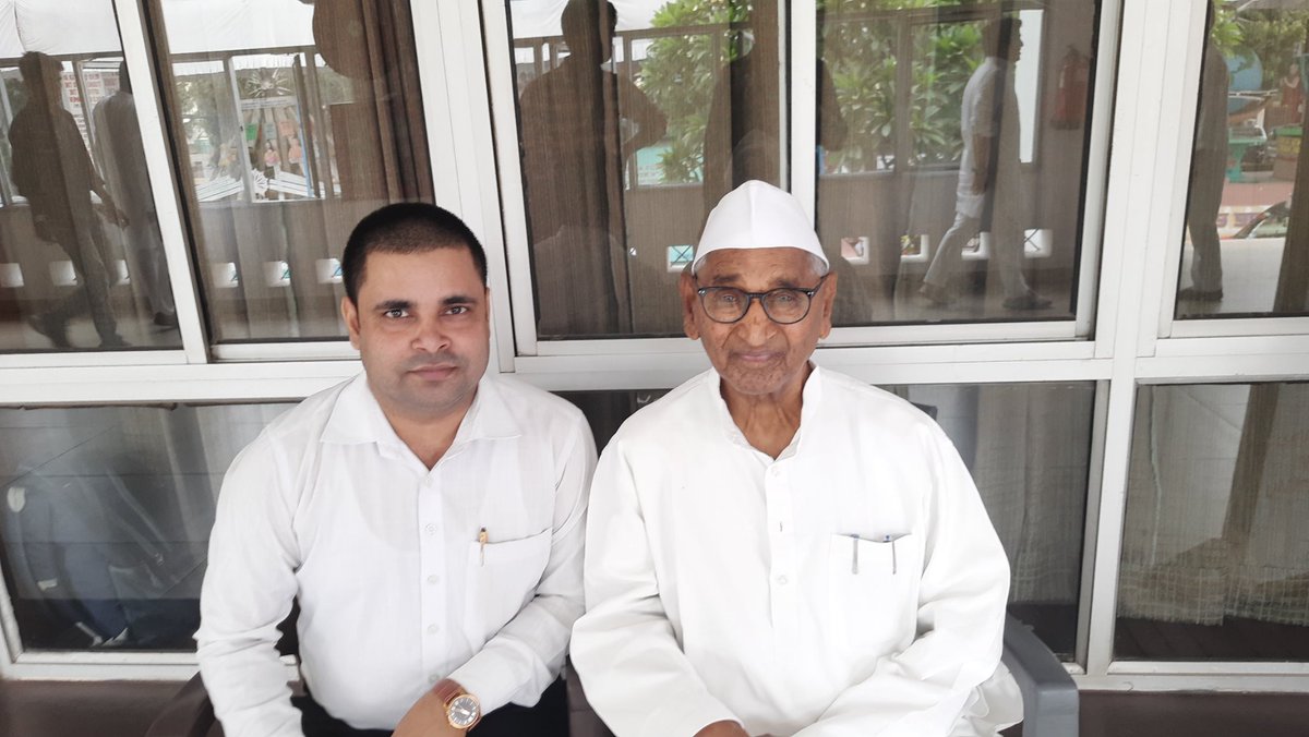 DrAjayKumarMi13's tweet photo. दो अक्टूबर आदरणीय महात्मा गांधी जी की जयंती पर शिक्षा के गांधी आदरणीय जगदीश गांधी जी से खास मुलाकात। @CmsJaiJagat  @AdminLKO @myogiadityanath @ShishirGoUP @ANI @AshwiniUpadhyay @elonmusk @narendramodi @yadavakhilesh @JagranNews https://t.co/9LArw0mVjQ