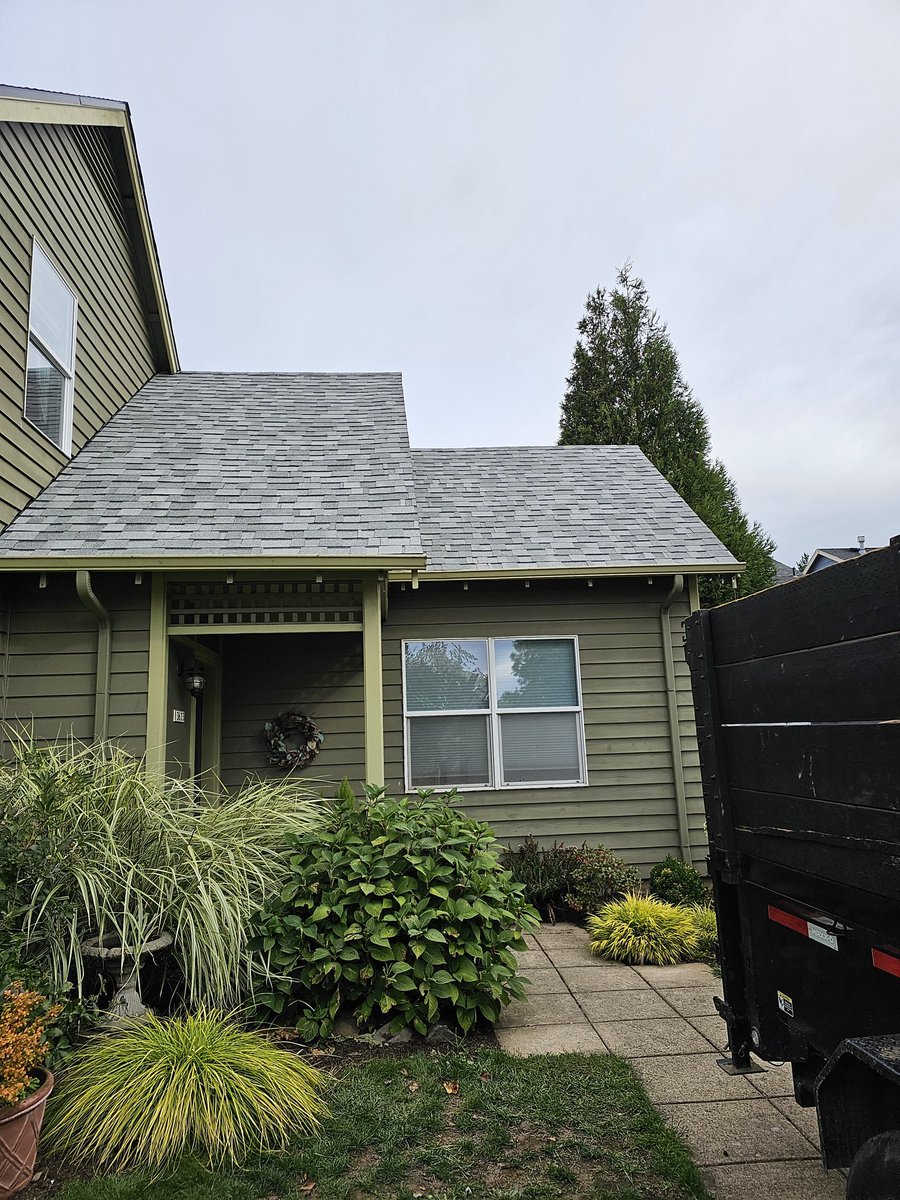 NwRoofTechInc's tweet photo. Another cloudy day in Oregon ☁️ nice looking shingles though #Silverwood #roofing #shingles #green #nwrooftech #roofingdoneright https://t.co/uhsQuetRUW