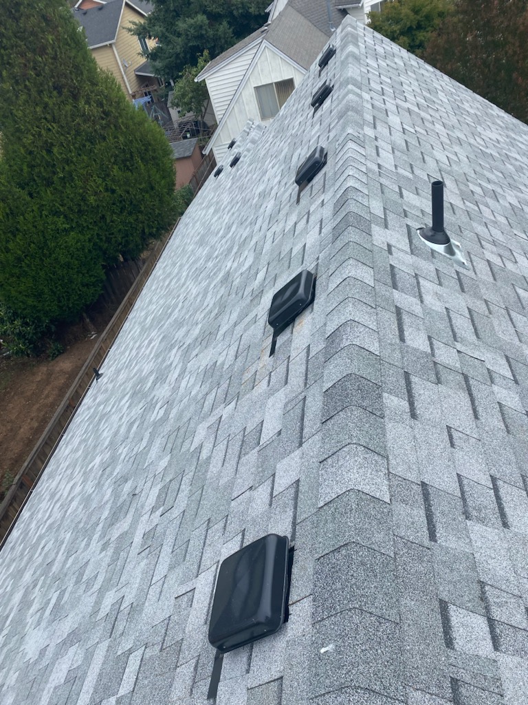 NwRoofTechInc's tweet photo. Another cloudy day in Oregon ☁️ nice looking shingles though #Silverwood #roofing #shingles #green #nwrooftech #roofingdoneright https://t.co/uhsQuetRUW