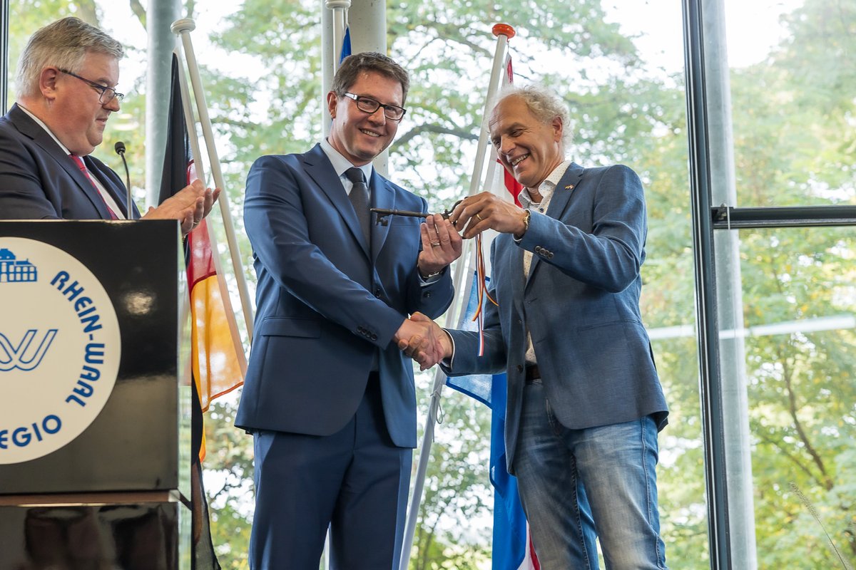 Sinds 1 oktober is Andreas Kochs de nieuwe secretaris van de Euregio Rijn-Waal. Tijdens de afscheidsbijeenkomst vond de symbolische sleuteloverdracht van Sjaak Kamps aan Andreas Kochs plaats. Andreas Kochs kijkt er naar uit om vorm te geven aan de grensoverstijgende samenwerking.