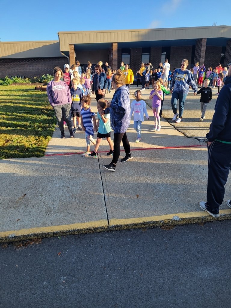 OES kicked off our Healthiest State 13th Annual Walk. Thanks to all the families that showed up to walk with us. #WhyIWalk #HSIWalk2023