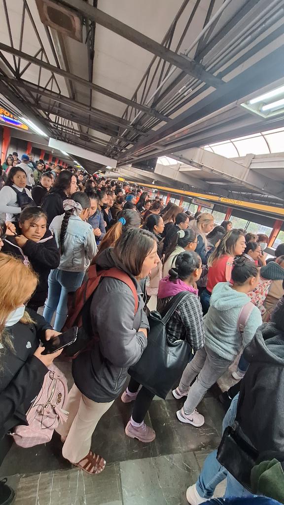 AbiliniaP's tweet photo. @MetroCDMX Línea 5 no hay metro y esta saturado https://t.co/LquBhsfssB