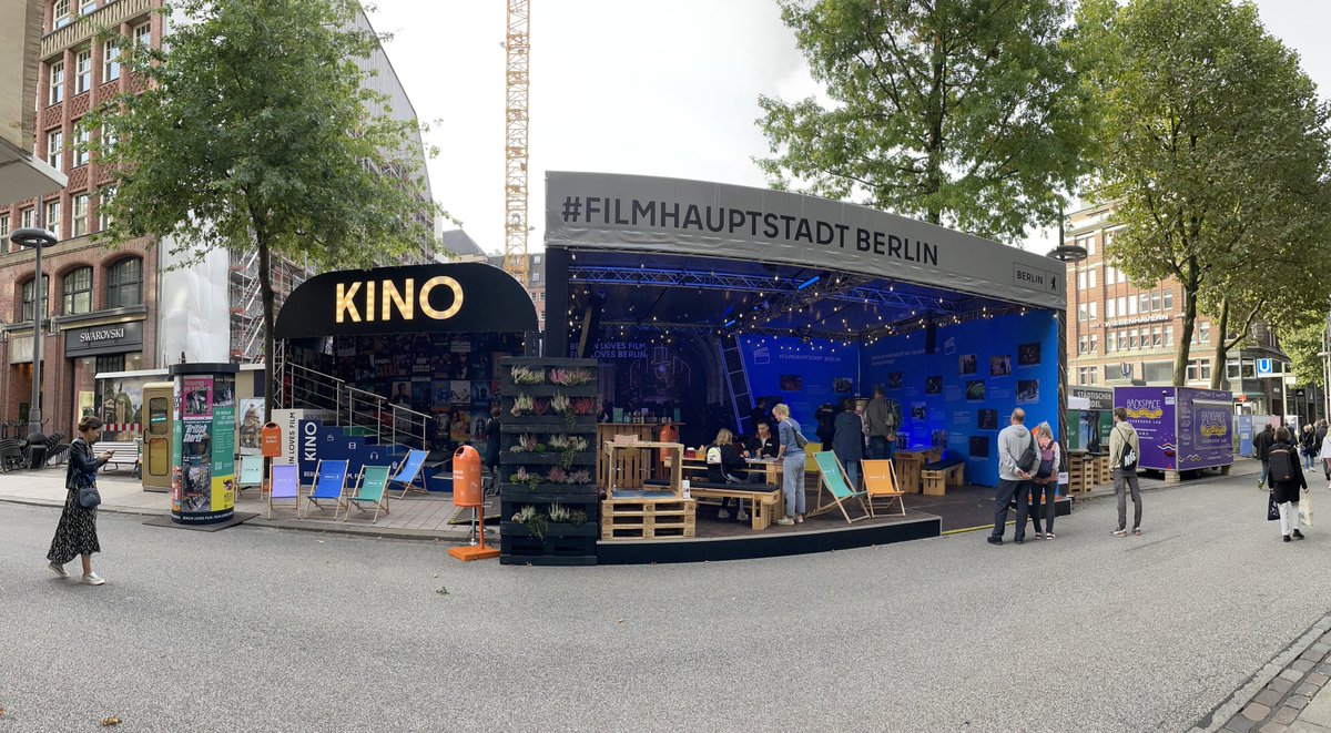 BERLIN LOVES FILM. FILM LOVES BERLIN Unter dem Motto #Filmhauptstadt präsentierte sich Berlin auf dem #TagDerDeutschenEinheit in Hamburg als 📹 Filmstandort Nr.1. Ca 17x am Tag fällt in der Hauptstadtregion die Drehklappe – das entspricht etwa 6200 Drehtagen pro Jahr!