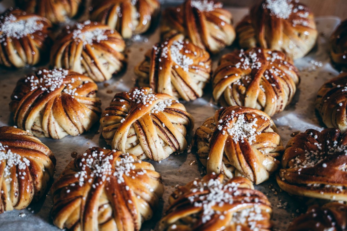 Today is a tasty tradition in Sweden – it's #CinnamonBunDay! The cinnamon bun – 'kanelbulle' in Swedish – is a real icon of #Swedishfika. Are you having yours with coffee? Your read: bit.ly/3rvK4wq 📷: Lieselotte van der Meijs/imagebank.sweden.se