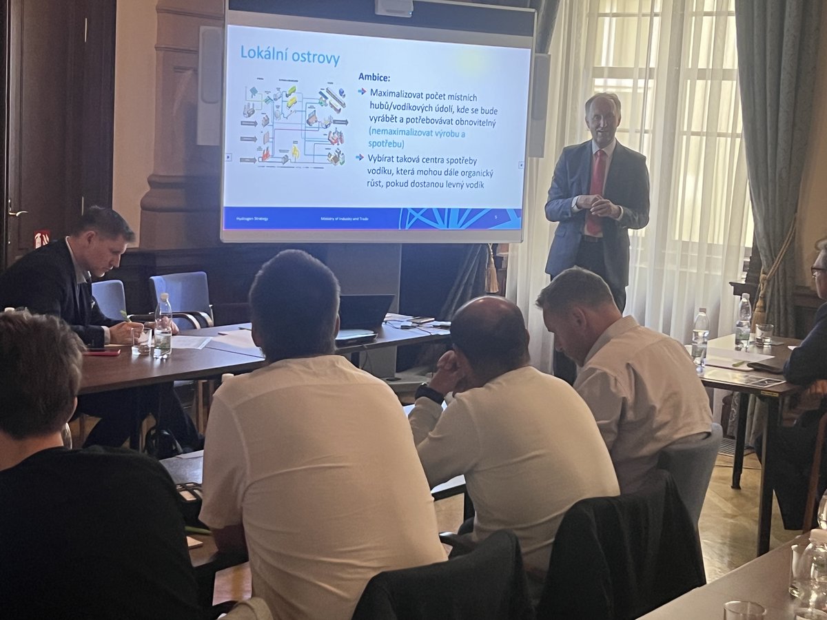 Jak to vlastně je s vodíkem? Kde se v ČR vezme a kolik bude stát? Včera jsme k tomu měli výborný workshop na <a href="/Spravazeleznic/">Správa železnic</a>. Diskuse nebyla jednoduchá. Ani téma samotné není jednoduché. Cesta k vodíku je trnitá. A překvapením bylo, že i EU klade vodíku překážky. Co Vy na to?