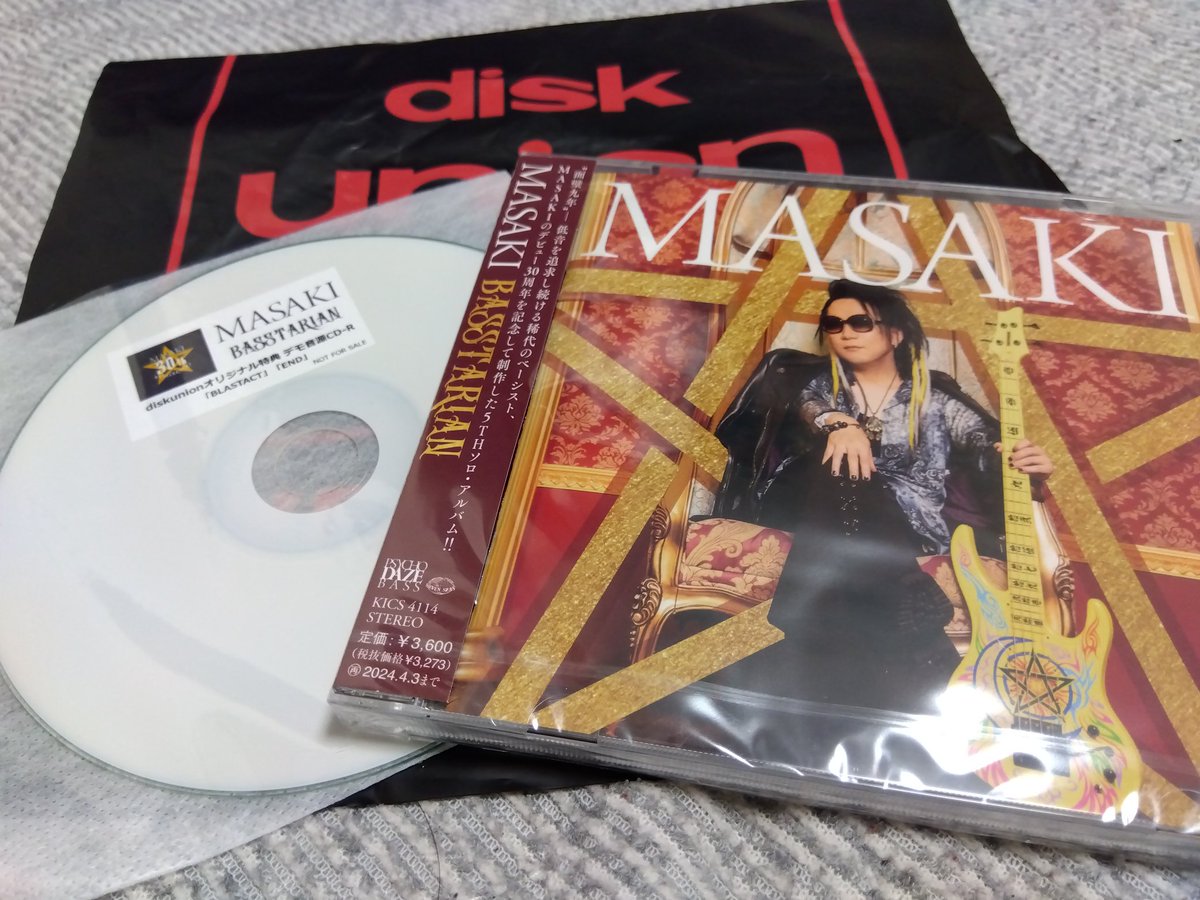 mas_kai_61's tweet photo. MASAKIさんのソロアルバム、発売日にゲット(⁠人⁠ ⁠•͈⁠ᴗ⁠•͈⁠)
ドシャ降りの雨の中、濡らさないよう＆新宿の人混みで傷つかないよう
胸に抱えて帰宅🏠

MASAKI 5th ソロ
【BASSTARIAN】

ずーっと鳥肌立ちっぱなしなカッコよさ✨

#MASAKI
#Bassist
#BASSTARIAN
#低音食主義
#デビュー30周年 https://t.co/QkcmXhU4tB