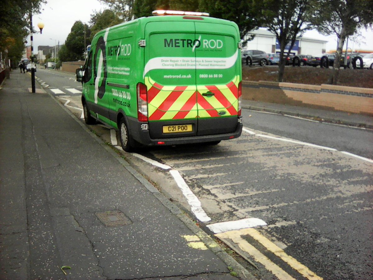 CitizenSnagging's tweet photo. Gylemuir Road EH12 11:32 04-10-23 #C21POO Zig zag parking at zebra crossing. #badparking #worstdrivers @SWDMedia @gdcampaigns @yplac_ed @BlatantWatch @MerseyRoads @CorstorphineCC @LivingStreetsEd https://t.co/ddTwXzo6rX