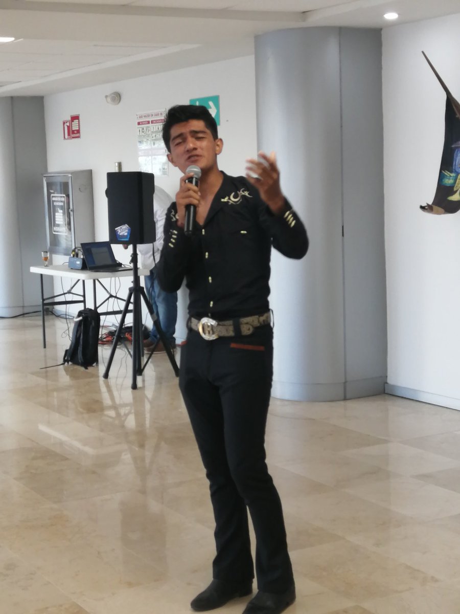 MauCasBol's tweet photo. Ayer acompañe a José Chanona pte de GEYMC, A.C en la inauguración de la expo cultural 'Pinceladas al cielo' donde se exponen obras artísticas para impulsar la Cultura en #Tabasco todo el mes de Octubre en el 
Aeropuerto de Vhsa con el objetivo de apoyar a los artistas tabasqueños https://t.co/Ba8nIW1VQs