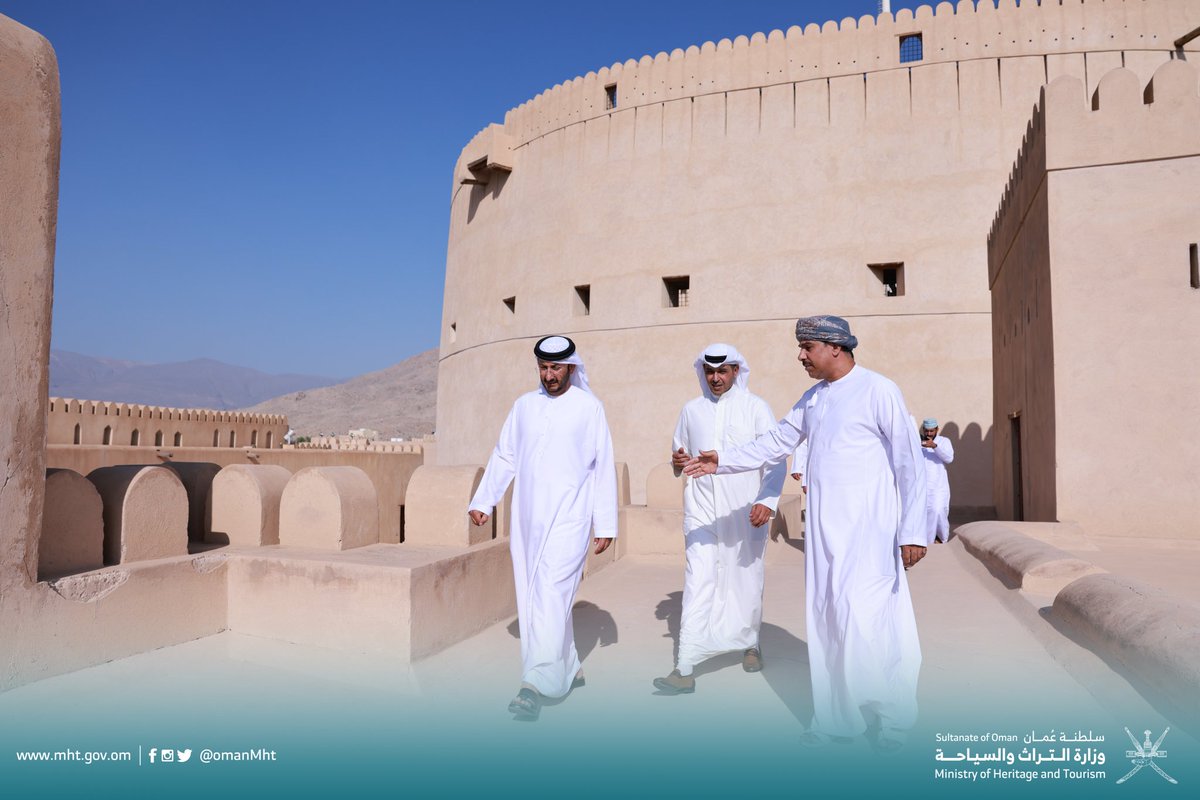 OmanMHT's tweet photo. خلال زيارتهم لولاية نزوى، أصحاب السعادة الوكلاء المسؤولين عن السياحة بدول مجلس التعاون لدول الخليج العربية يطلعون على معرض النيازك القائم في بوابة ولاية نزوى، وقلعة نزوى التاريخية.

#سياحتنا_تتكامل
#خليجنا_خير_وسلام
#تراث_وسياحة https://t.co/N1ZEvNqNww