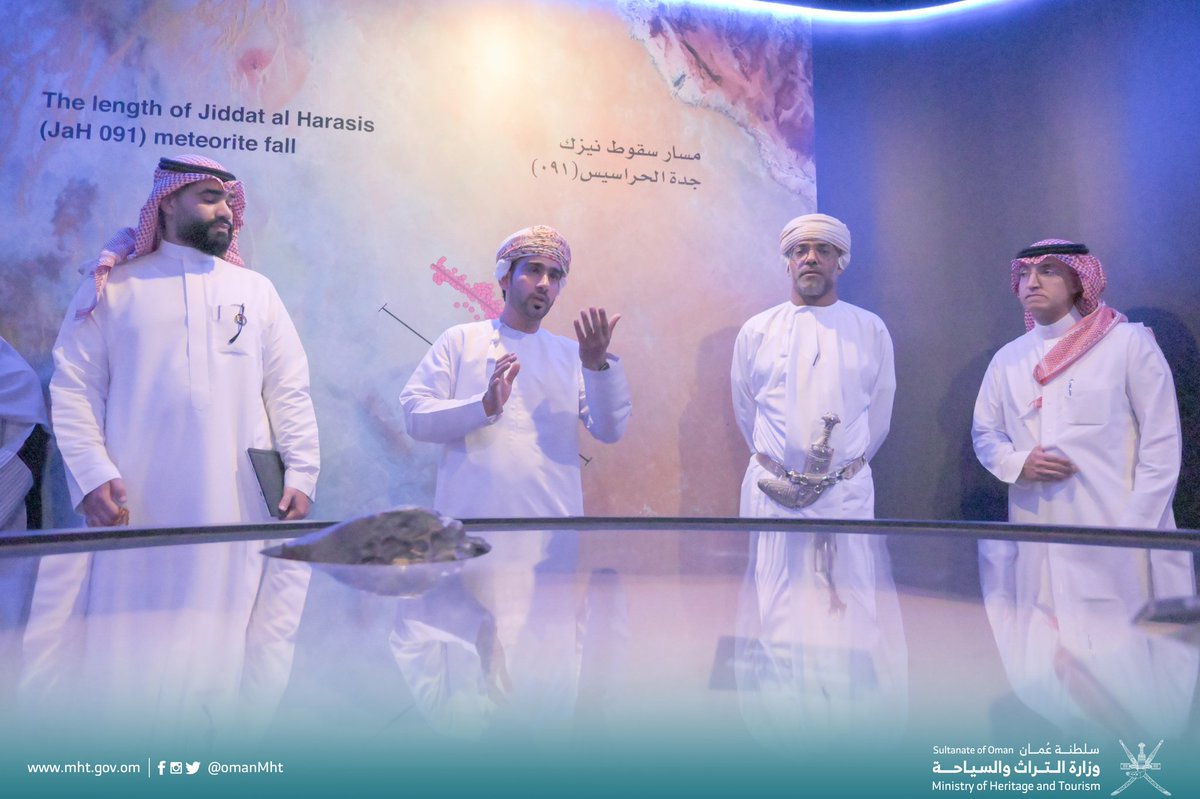 OmanMHT's tweet photo. خلال زيارتهم لولاية نزوى، أصحاب السعادة الوكلاء المسؤولين عن السياحة بدول مجلس التعاون لدول الخليج العربية يطلعون على معرض النيازك القائم في بوابة ولاية نزوى، وقلعة نزوى التاريخية.

#سياحتنا_تتكامل
#خليجنا_خير_وسلام
#تراث_وسياحة https://t.co/N1ZEvNqNww