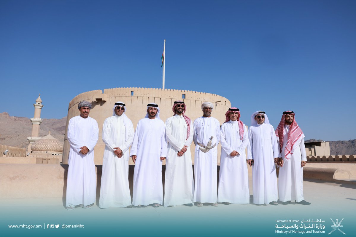 OmanMHT's tweet photo. خلال زيارتهم لولاية نزوى، أصحاب السعادة الوكلاء المسؤولين عن السياحة بدول مجلس التعاون لدول الخليج العربية يطلعون على معرض النيازك القائم في بوابة ولاية نزوى، وقلعة نزوى التاريخية.

#سياحتنا_تتكامل
#خليجنا_خير_وسلام
#تراث_وسياحة https://t.co/N1ZEvNqNww
