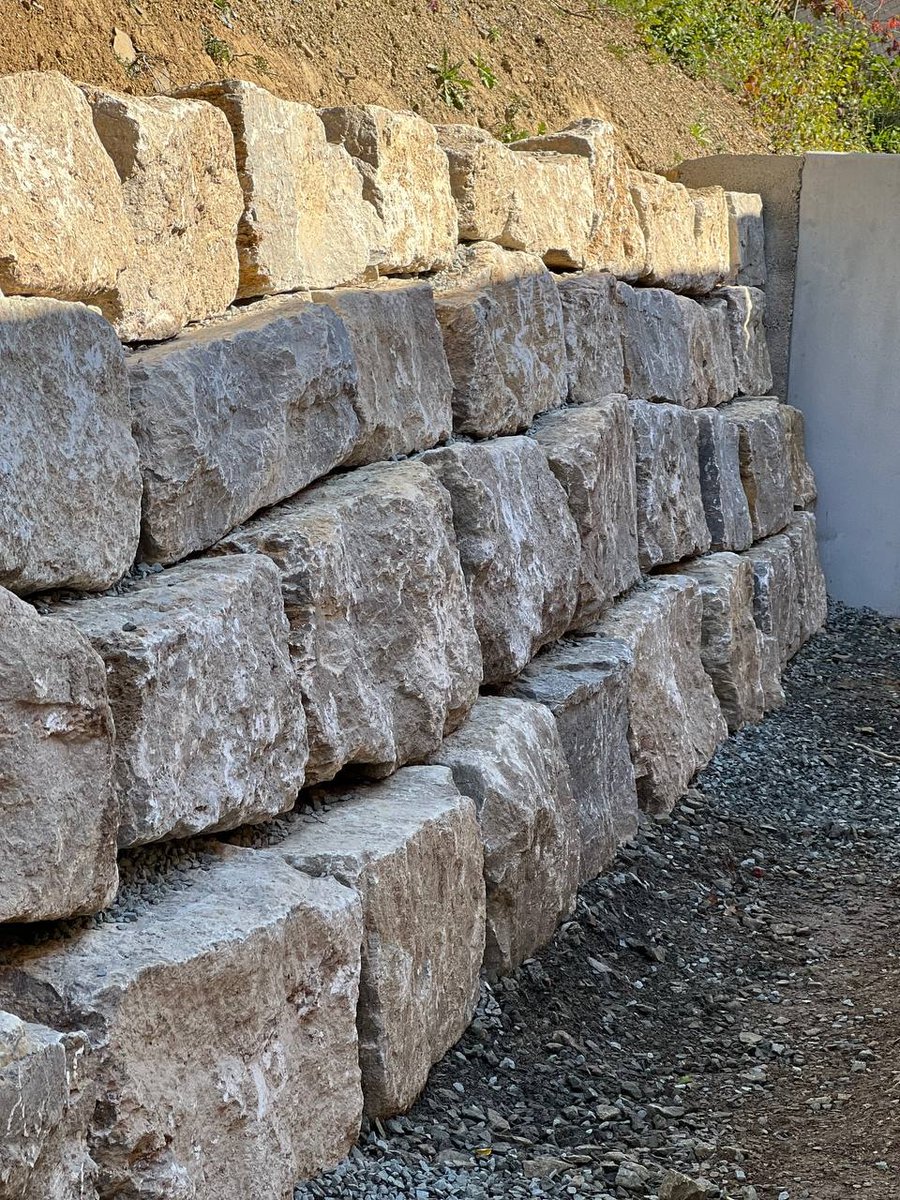bollerrocks's tweet photo. ca. 1,8m hohe #hangbefestigung aus #kalkstein #quader 🏠🔨🏠

hier sieht man deutlich, dass eine #trockenmauer immer ein leichtes Gefälle zum #hang haben sollte. 

#quaderstein #steinquader ⁠#garten #neubau #traumgarten  #gartenliebe #langgöns #giessen #hessen #bollerrocks https://t.co/BIWRusRgXS