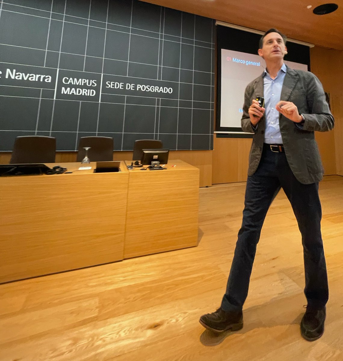 Santiago Fernández de la <a href="/unav/">Universidad de Navarra</a> afirma que "el camino hacia la escucha abarca: definir públicos; priorizar temas; realizar escucha por medio de focus gorups, entrevistas o encuestas; analizar resultados; tomar decisiones estratégicas; y comunicar" | #ReputationWeek