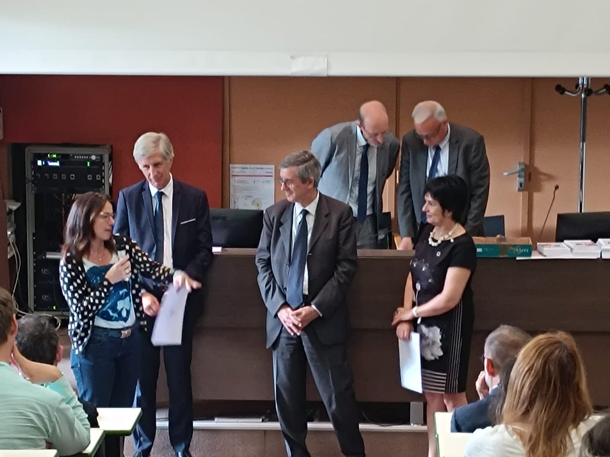 academielyon's tweet photo. Cérémonie de remise des labels E3D (école/établissement en démarche de développement durable) 2023 : à cette rentrée 2023, on compte près de 400 écoles et établissements ayant obtenu une labellisation E3D dans l'académie de Lyon. 🌍 #climat #ecologie https://t.co/Mg4Kyg1BDG