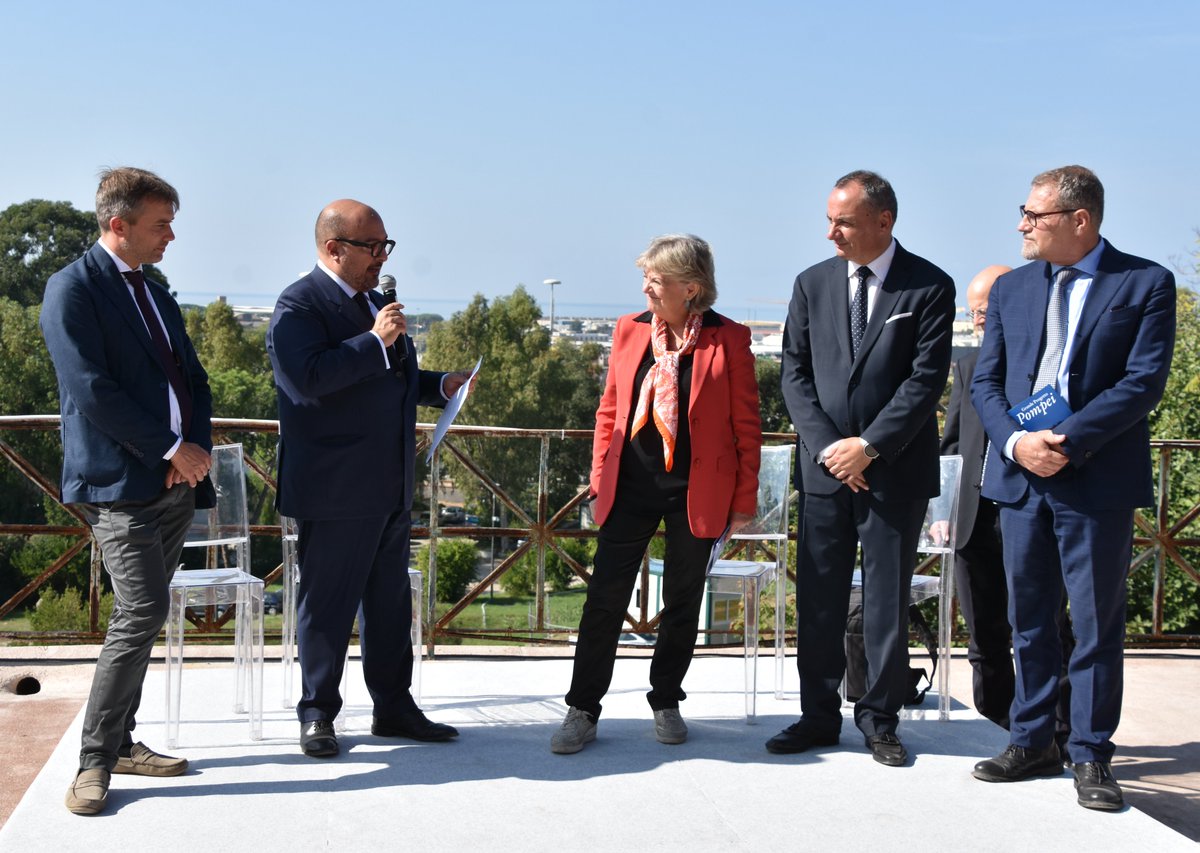 Questa mattina in visita a Pompei il Ministro della Cultura, @g_sangiuliano, e la Commissaria europea per la Coesione e le Riforme, @ElisaFerreiraEC.