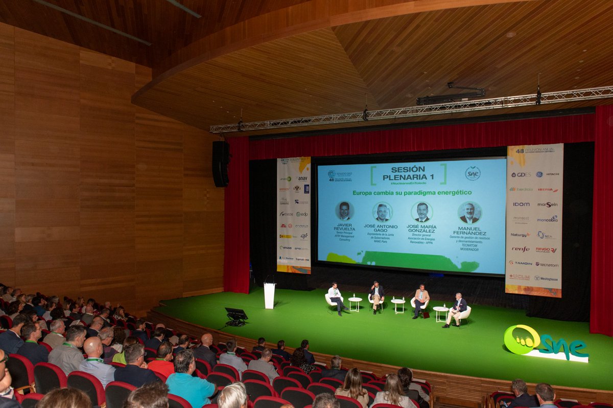 SNEu235's tweet photo. Ayer, la Sesión Plenaria 1 titulada "Europa cambia su paradigma energético" congregó a numerosos asistentes 👏👏. Moderada por MAFO (@fdezordonez), reunió a importantes personalidades del sector energético en el viejo continente 🇪🇺. https://t.co/A4QXvwxf4U