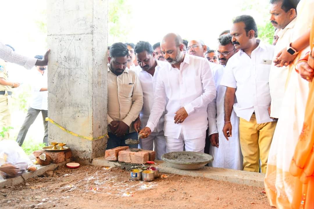 bandisanjay_bjp's tweet photo. కరీంనగర్ పట్టణంలో ఎంపీ నిధులు ₹25 లక్షలతో నిర్మించబోయే మార్వాడి సమాజ్ కమ్యూనిటీ హాల్, రేకుర్తిలో ₹5 లక్షలతో నిర్మించబోయే మేదరి సంఘ భవనం మరియు ₹10 లక్షలతో చేపట్టబోయే గురుద్వారా అభివృద్ధి పనులకు శంకుస్థాపన చేయడం జరిగింది.
#MPLads #KarimnagarParliamentaryConstituency https://t.co/G9kYwWLqvl