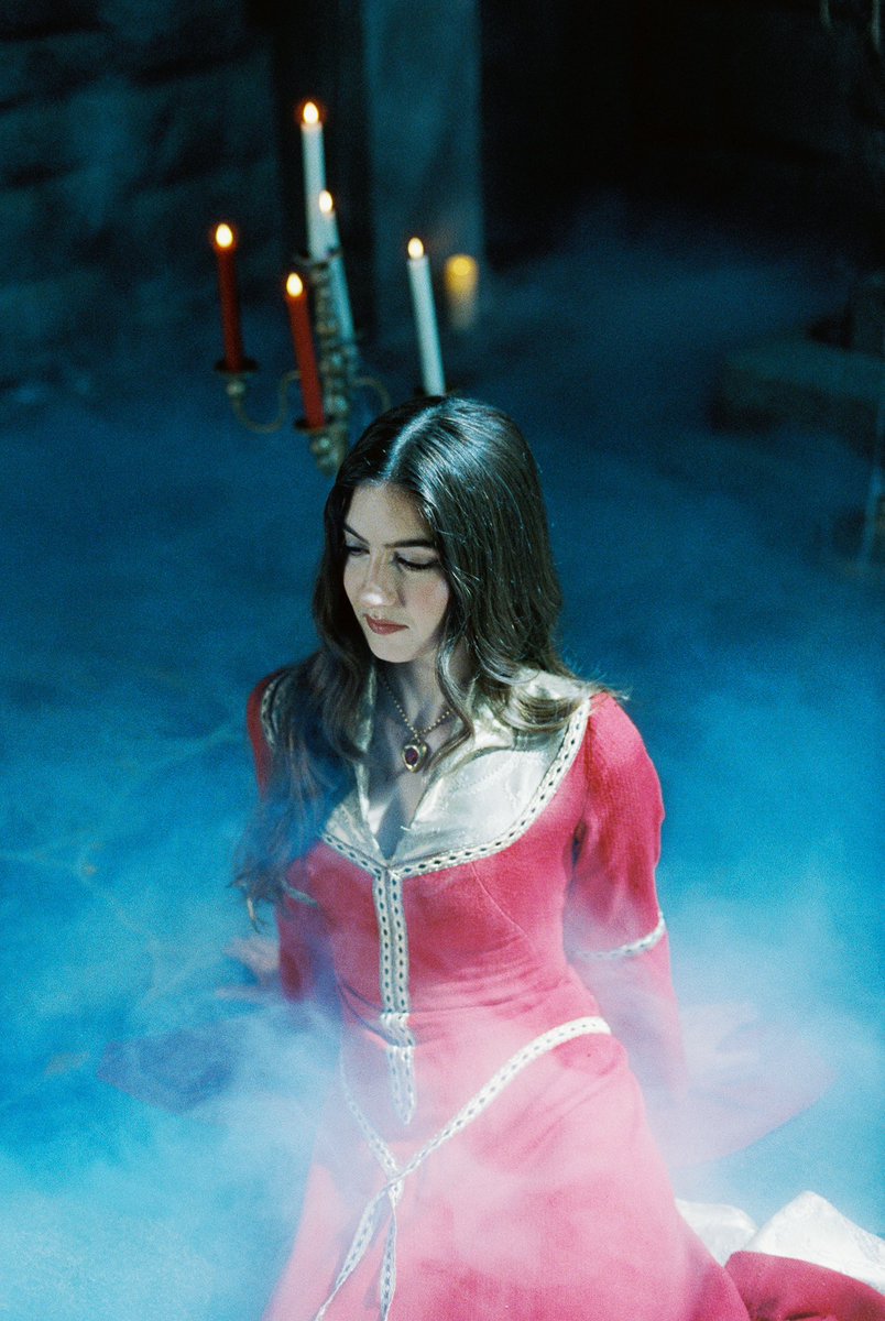 Estamos a menos de 1 mês para o concerto de Weyes Blood no Porto! 

Ainda há alguns bilhetes a preço de pré-venda! Podem comprar através do link na bio.

📸 Natalie Hewitt / Cloudy Thoughts
